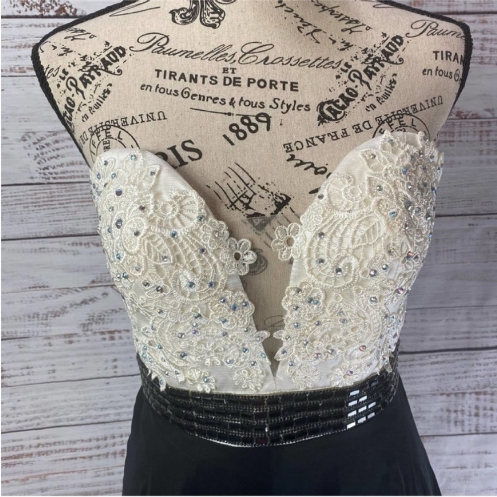 MADISON JAMES prom / formal size 4 BEADED SLEEVELESS FLARE PROM DRESS